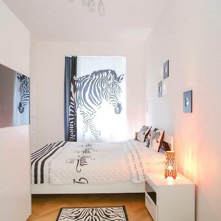 Stylish Apartment A Few Steps From Metro Прага Экстерьер фото