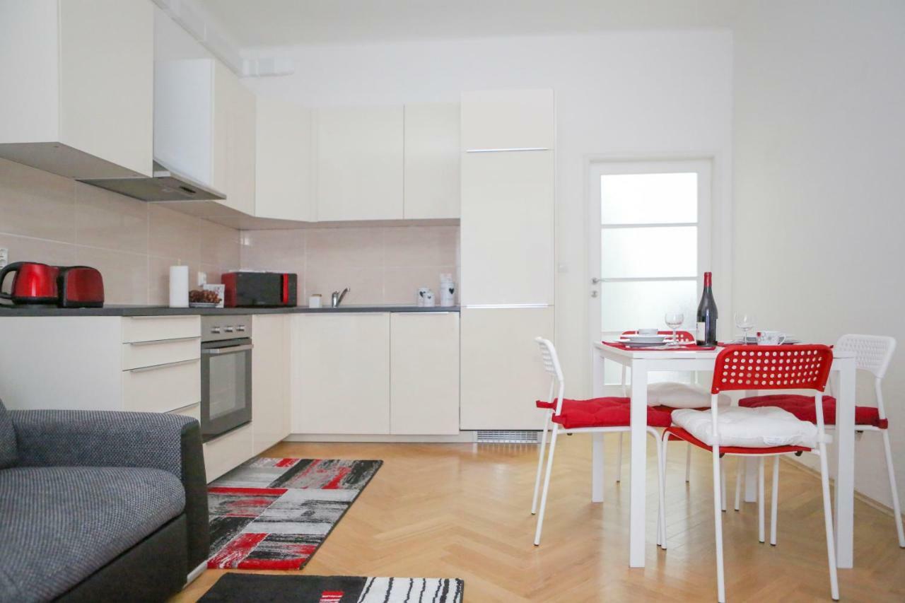 Stylish Apartment A Few Steps From Metro Прага Экстерьер фото