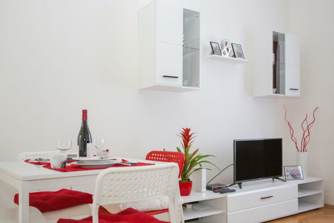 Stylish Apartment A Few Steps From Metro Прага Экстерьер фото