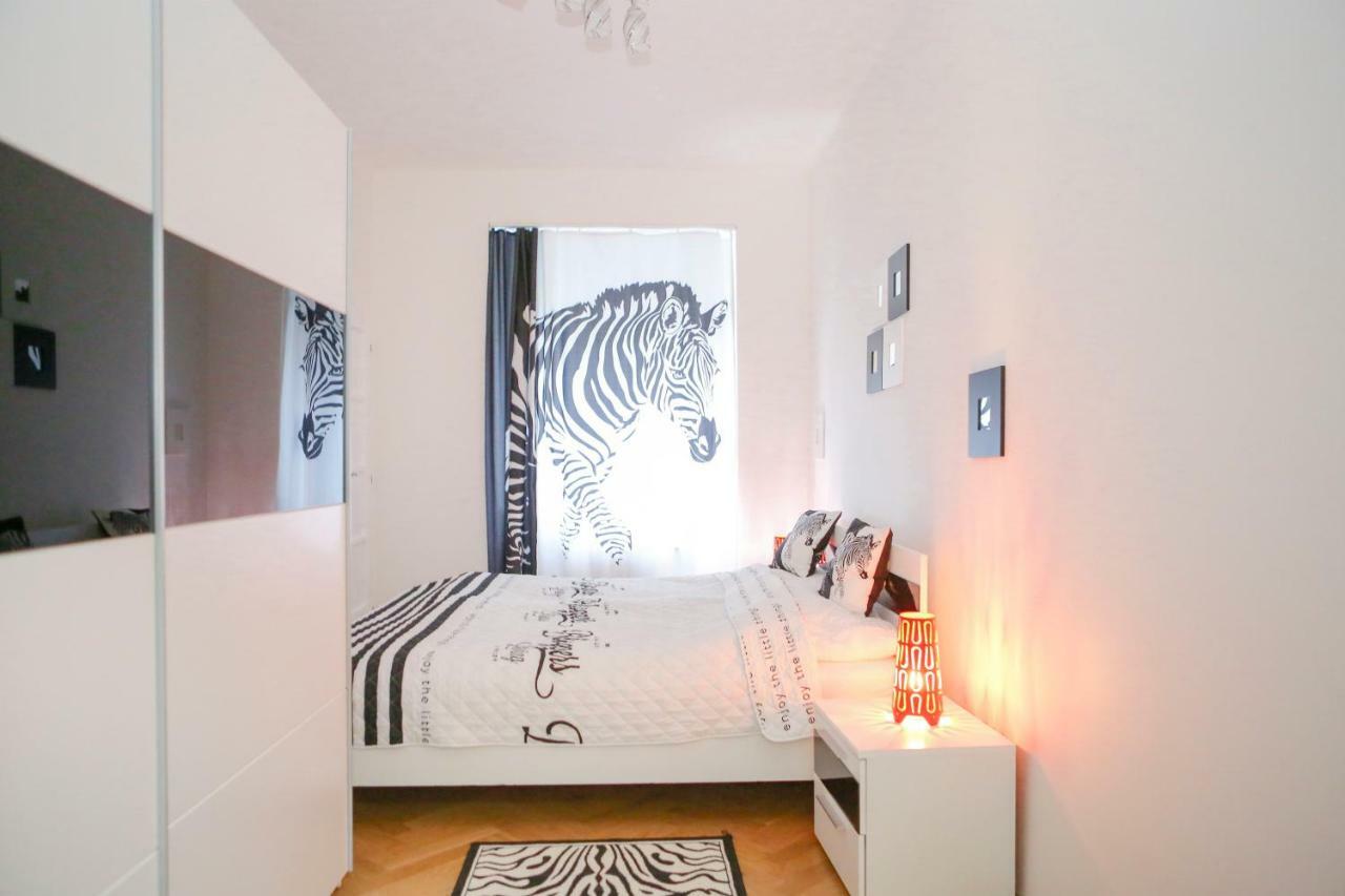 Stylish Apartment A Few Steps From Metro Прага Экстерьер фото